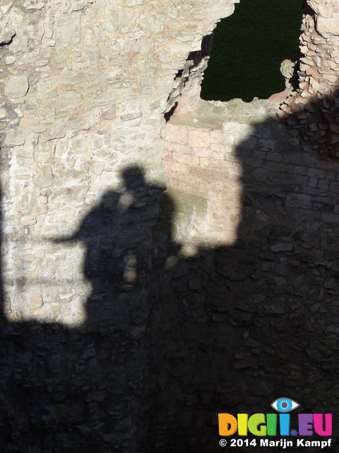 FZ003702 Shadow Jenni and Marijn kissing on Denbigh Castle wall